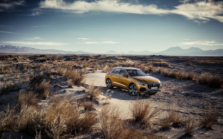 Yellow car desert mountains tilt - a yellow car free wallpaper