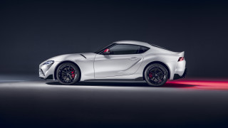 White sports car red light - body free wallpaper