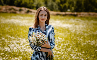 Woman flower field smiling portrait - a bouquet of flowers free wallpaper