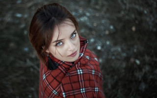 Woman blueeyes redcoat blackbowtie serious - a black bow tie free wallpaper