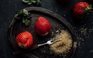 Strawberries fork sprinkles minimalist food - a plate free wallpaper for desktop