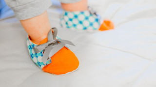 Person shoes bed sheet scissors - the bottom of the shoe free wallpaper
