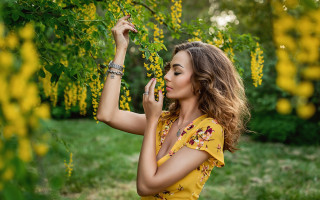 Yellow dress woman cellphone flower - a yellow dress free wallpaper
