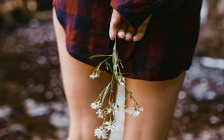 Romantic flower holding barefoot blurry - fanny mcian free wallpaper
