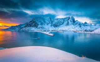 Snowy mountain range lake sunset - a snowy mountain range free wallpaper