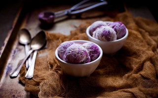 Two bowls ice cream spoons - spoon free wallpaper
