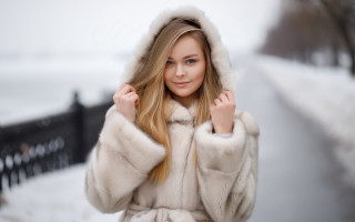 Woman fur coat snow fashion - a picture in the snow free wallpaper