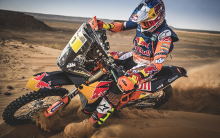 Man riding dirt bike desert - artur grottger free wallpaper