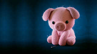 Pink knitted teddy bear blue - product photography free wallpaper