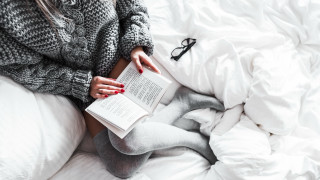 Cozy illustration woman reading bed - cozy free wallpaper for desktop