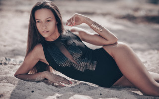 Beach woman blackdress heels arabesque - a black dress and heels free wallpaper