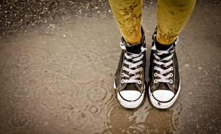 Sneaker reflection yellow pants rain - yellow pants free wallpaper