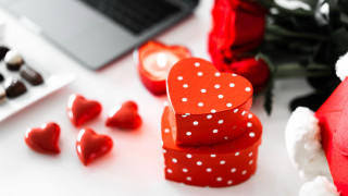 Romantic table laptop chocolates roses - a bouquet of roses free wallpaper