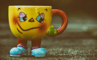 Yellow coffee cup face green - a face free wallpaper for desktop