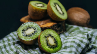 Kiwi half towel slice food - food photography free wallpaper