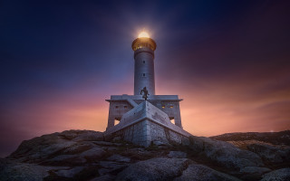 Lighthouse rocky hill bright light - a rocky hill free wallpaper