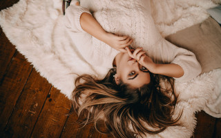 Woman fur coat hair dryer - a hair dryer free wallpaper