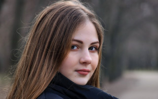 Woman longhair blackjacket serious blueeyes - a black jacket free wallpaper