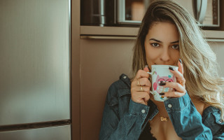 Surprised woman holding cup portrait - a cup free wallpaper for desktop