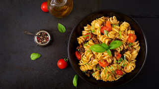 Pasta tomatoes basil meat black - tomato free wallpaper