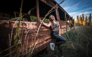 Woman bus field portrait denim - leaning free wallpaper for desktop