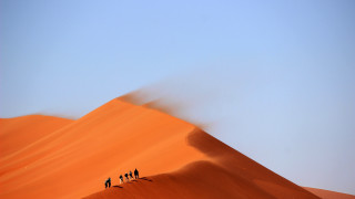 Desert dune group walking sunset - amir zand free wallpaper for desktop