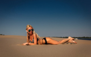 Beach bikini woman anna hotchkis - her head free wallpaper