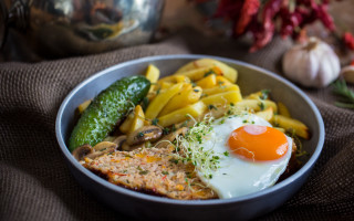 Bowl fried egg vegetables food - professional food photography free wallpaper