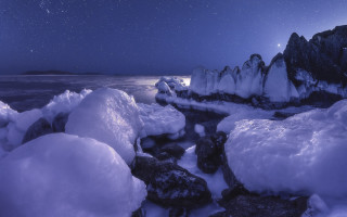 Snowy rocky beach full moon - a rocky beach free wallpaper