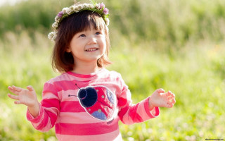 Little girl field smiling flower - a little girl free wallpaper