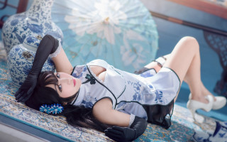 Woman rug umbrella blue vase - a rug free wallpaper for desktop