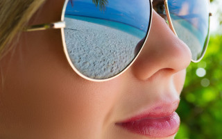 Woman sunglasses beach reflection palm - a palm tree in the background free wallpaper for desktop