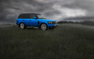 Blue range rover field cloudy - a dark sky free wallpaper