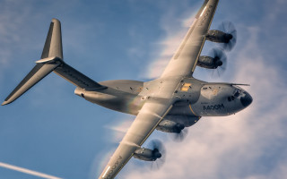 Large airplane blue sky clouds - a large airplane free wallpaper for desktop