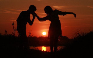 Romantic sunset silhouette couple autumn - the sun setting behind them free wallpaper for desktop