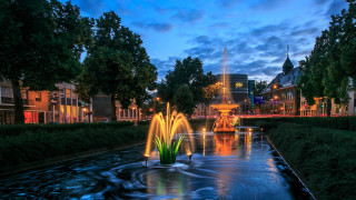 Fountain lights park night cityscape - a fountain free wallpaper for desktop