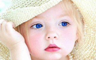 Little girl big hat blue 2 - caroline lucy scott free wallpaper