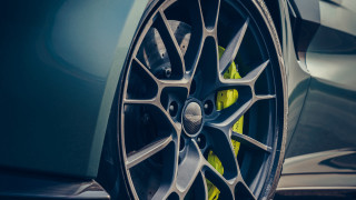 Cobra yellow spokes black rim - sharp detail free wallpaper