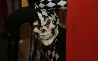 Creepy clown checkered hat illusion - a creepy clown free wallpaper
