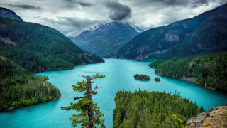 Lake mountains trees cloudy sky 5 - mountain and trees under a cloudy sky free wallpaper