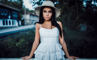 Woman white dress hat train - a white dress and hat free wallpaper