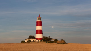 Lighthouse hill birds house sky - a house in the foreground free wallpaper