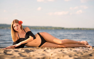 Woman beach blackbikini flower horizon - free bikini wallpaper