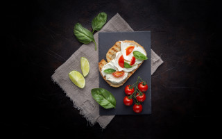 Sandwich tomatoes cheese basil lime - a napkin free wallpaper