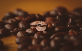 Coffee beans tilt shift bokeh - a pile of coffee beans free wallpaper