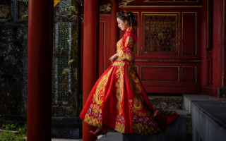 Woman red yellow dress red - column and columns free wallpaper