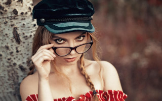 Woman glasses hat posing tree - glass and a hat free wallpaper