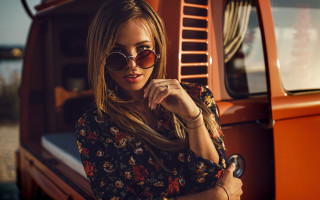 Woman floral shirt sunglasses truck - floral free wallpaper for desktop