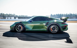 Green car person road military - the side of its free wallpaper