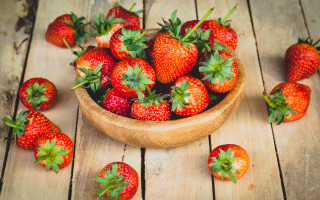 Wooden bowl ripe strawberries berries - ripe free wallpaper